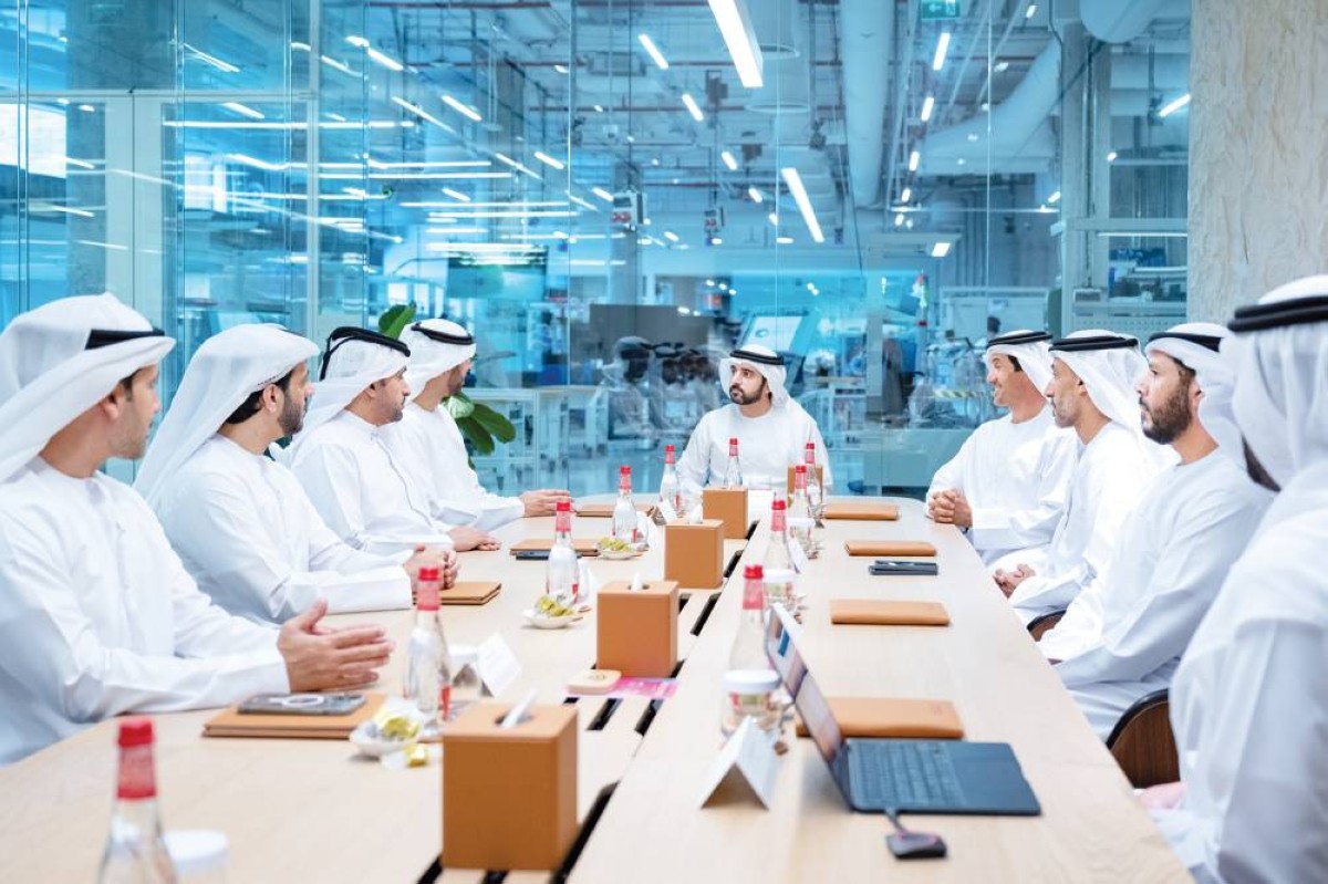 حمدان بن محمد مترئساً اجتماع اللجنة بحضور عمر العلماء وهلال المري وحمد المنصوري وخلفان بالهول ومروان بن غليطة ومالك آل مالك وعارف أميري وحشر بن دلموك