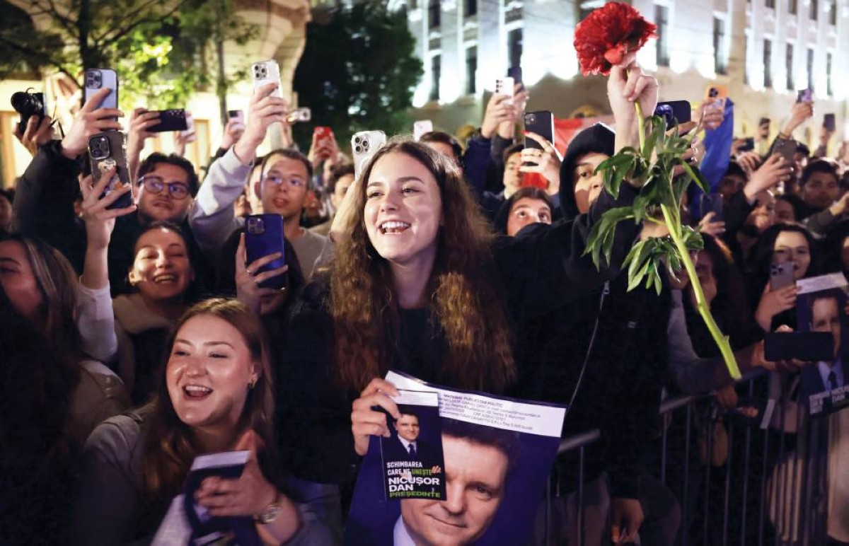 أنصار يهتفون لعمدة بوخارست المرشح الرئاسي المستقل بعد ساعات من إعلان النتائج الأولية 