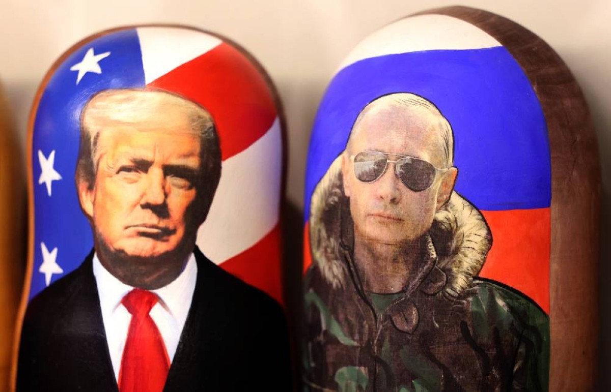 دمى ماتريوشكا خشبية روسية تقليدية تصور الرئيس الروسي فلاديمير بوتن والرئيس الأمريكي دونالد ترامب في موسكو، روسيا، 19 مايو 2025