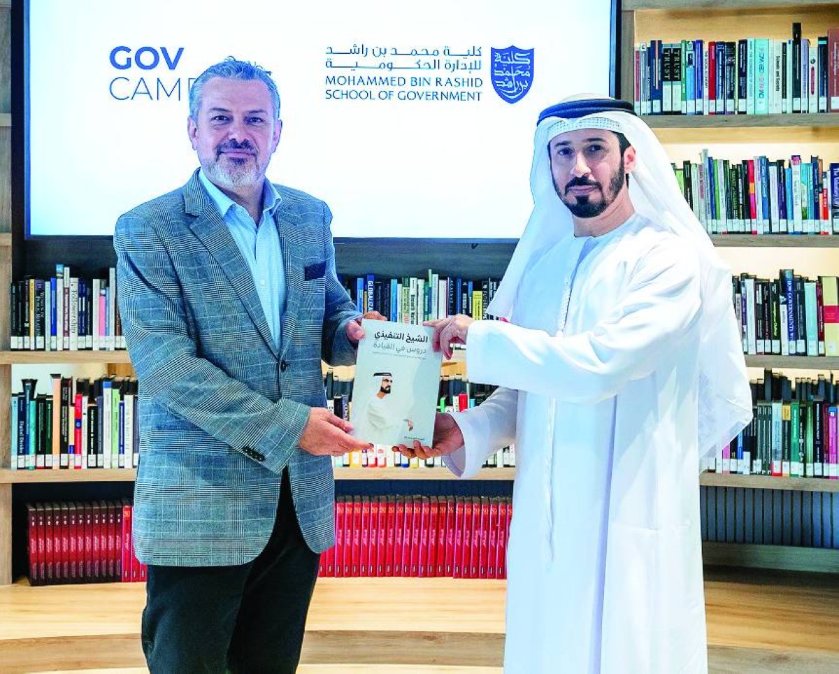 علي المري ويسار جرار خلال إطلاق النسخة العربية من الكتاب 