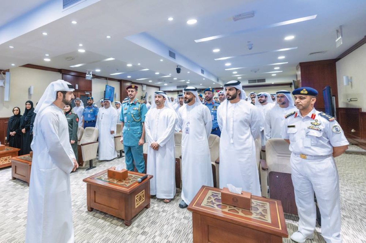 حمدان بن محمد متحدثاً إلى الدارسين في دورة الدفاع الوطني