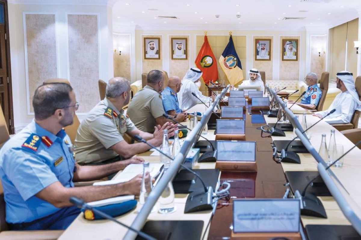 حمدان بن محمد خلال ترؤسه اجتماع مجلس الدفاع بحضور محمد المزروعي وعيسى المزروعي وإبراهيم العلوي وكبار الضباط