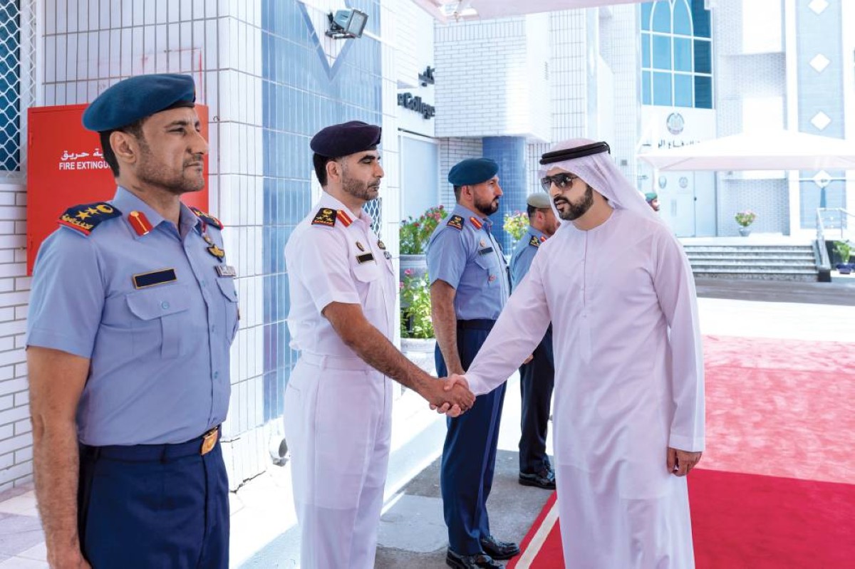 سموه مصافحاًً كبار الضباط