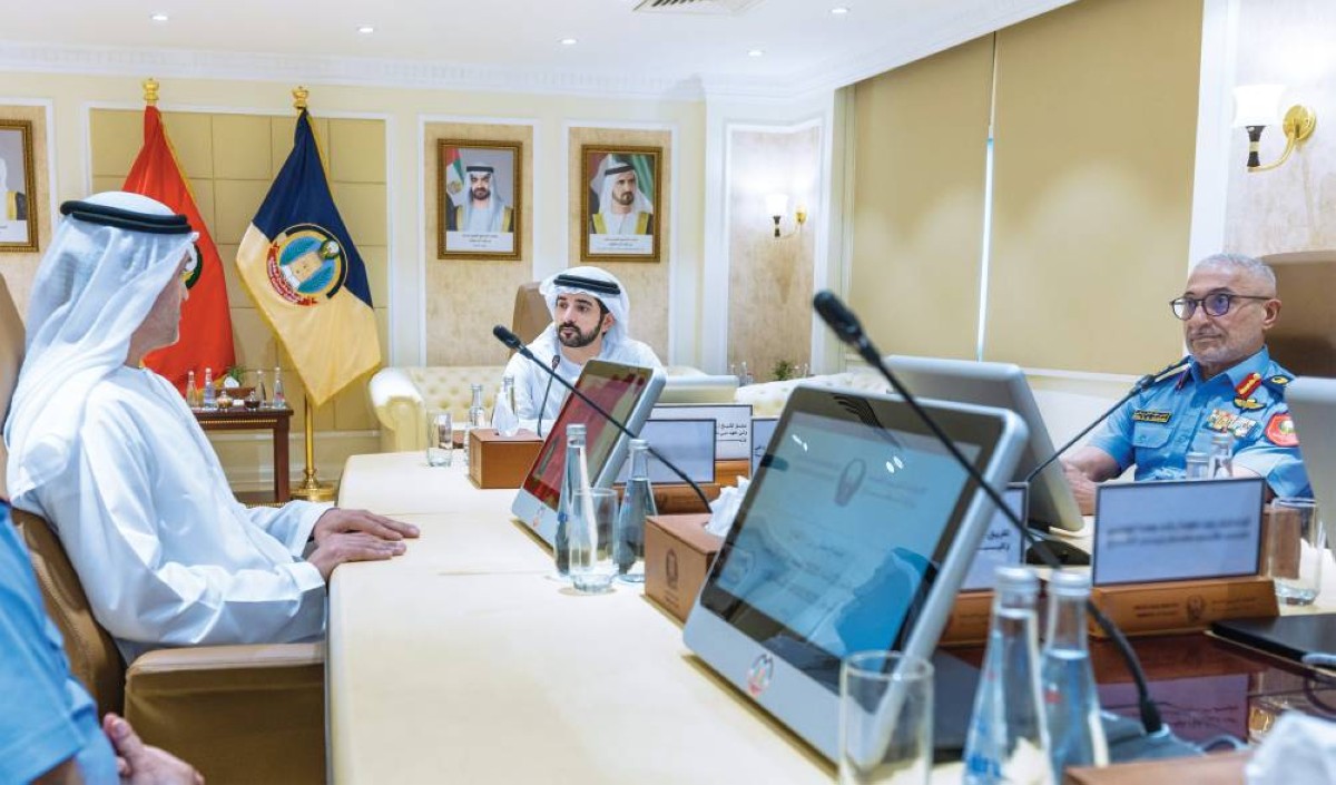 حمدان بن محمد مترئساًً الاجتماع بحضور محمد المزروعي وعيسى المزروعي