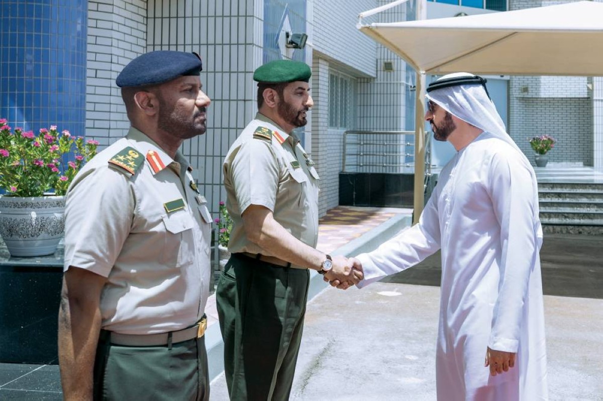 حمدان بن محمد مصافحاًً كبار الضباط