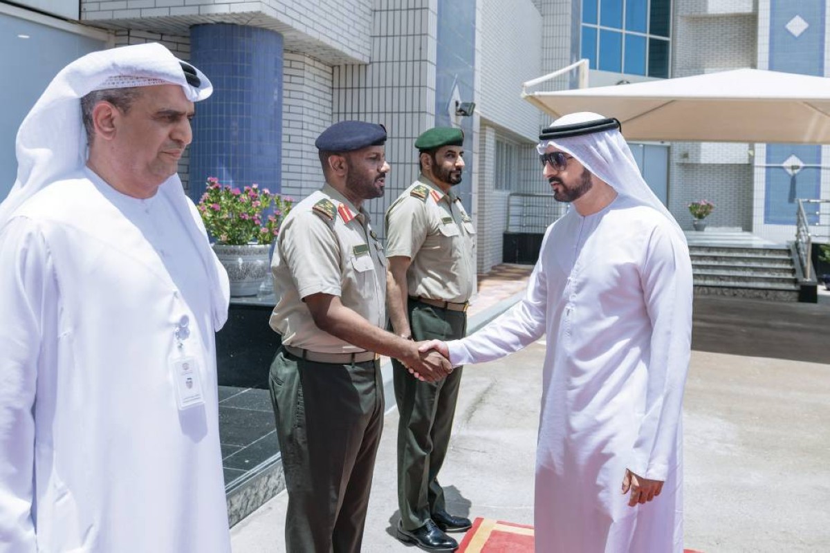 حمدان بن محمد مصافحاًً كبار الضباط