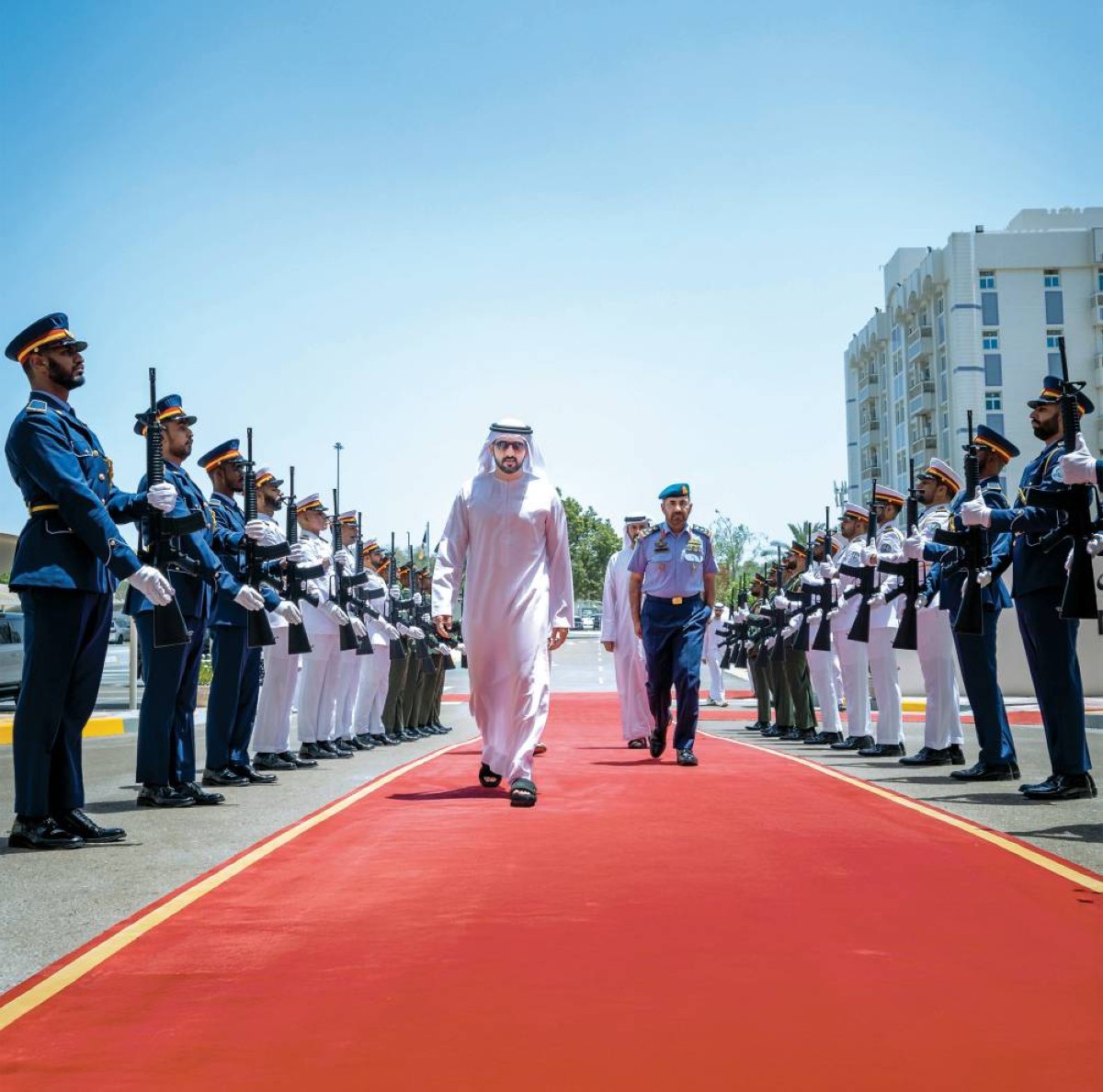 حمدان بن محمد خلال زيارته كلية الدفاع الوطني