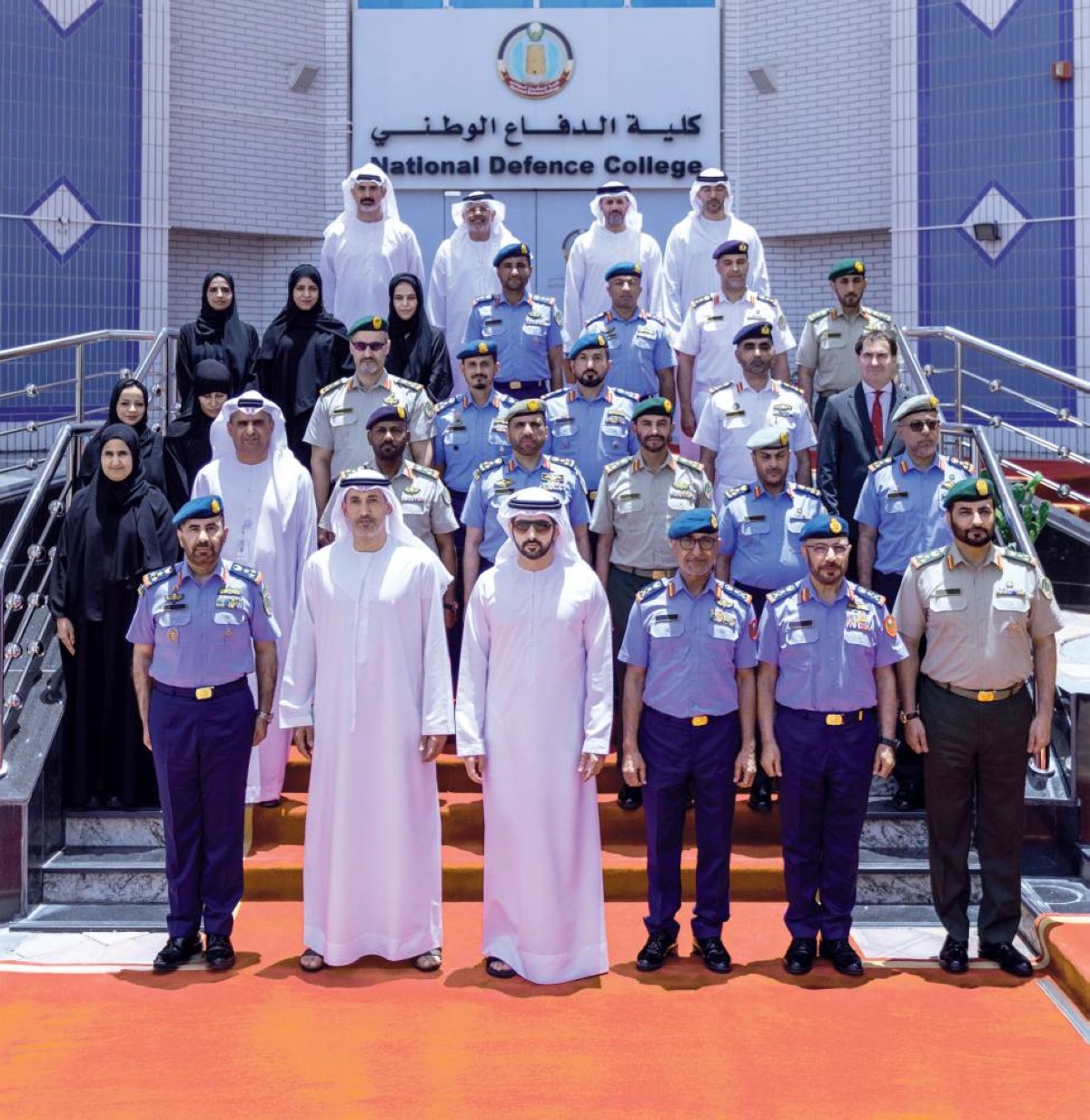 سموه في لقطة تذكارية مع محمد المزروعي وعيسى المزروعي وإبراهيم العلوي وسعيد اليماحي وكبار الضباط