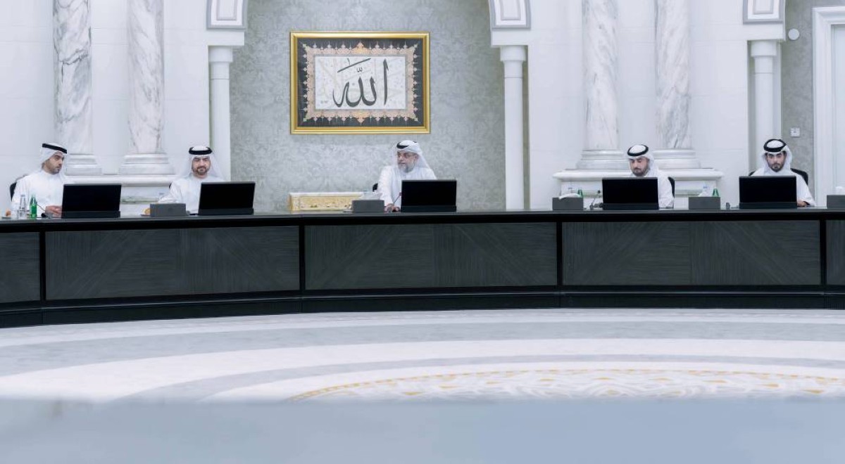 سلطان بن محمد بن سلطان مترئساً الاجتماع بحضور عبدالله بن سالم