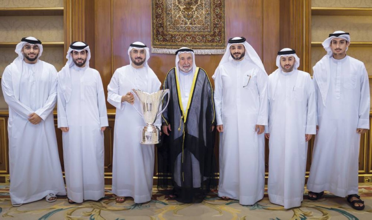 سلطان القاسمي خلال الاستقبال بحضور محمد بن سعود القاسمي وخالد بن عبدالله القاسمي ومحمد بن حميد القاسمي وأحمد بن عبدالله آل ثاني وأحمد بن سلطان بن أحمد القاسمي 