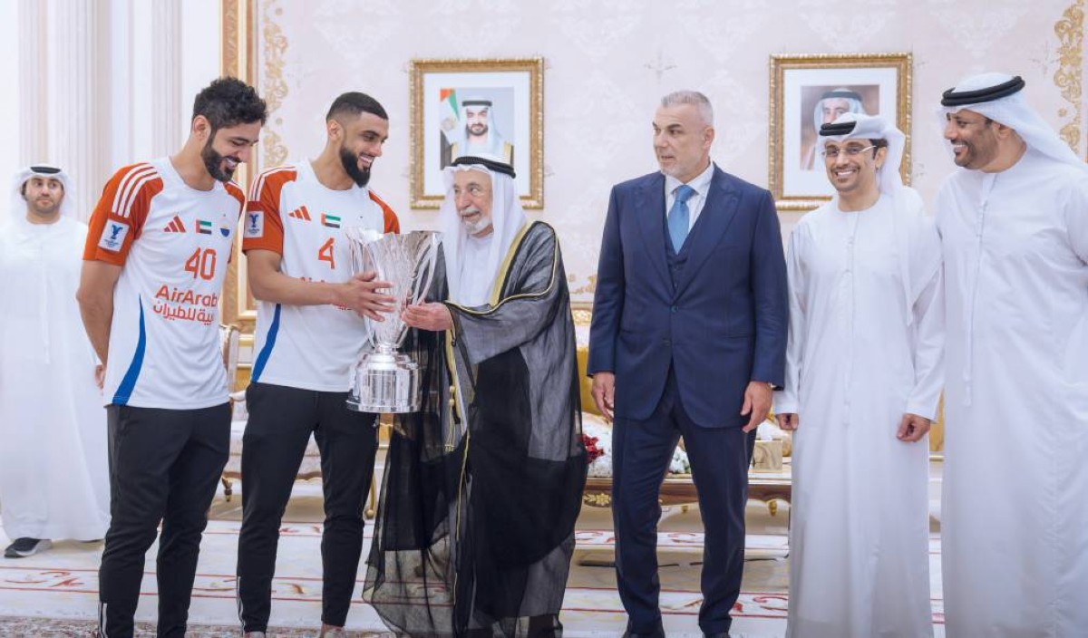 سلطان القاسمي يتسلم كأس آسيا من قائد فريق الشارقة بحضور عيسى هلال وخالد المدفع وكوزمين 