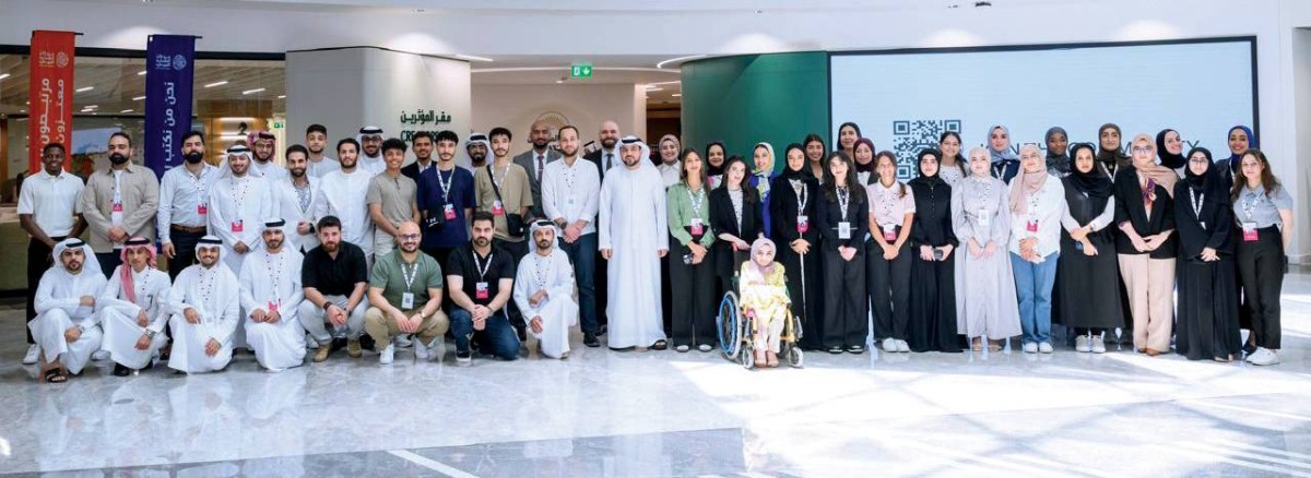 سعيد العطر متوسطاً المشاركين في الجلسة الحوارية