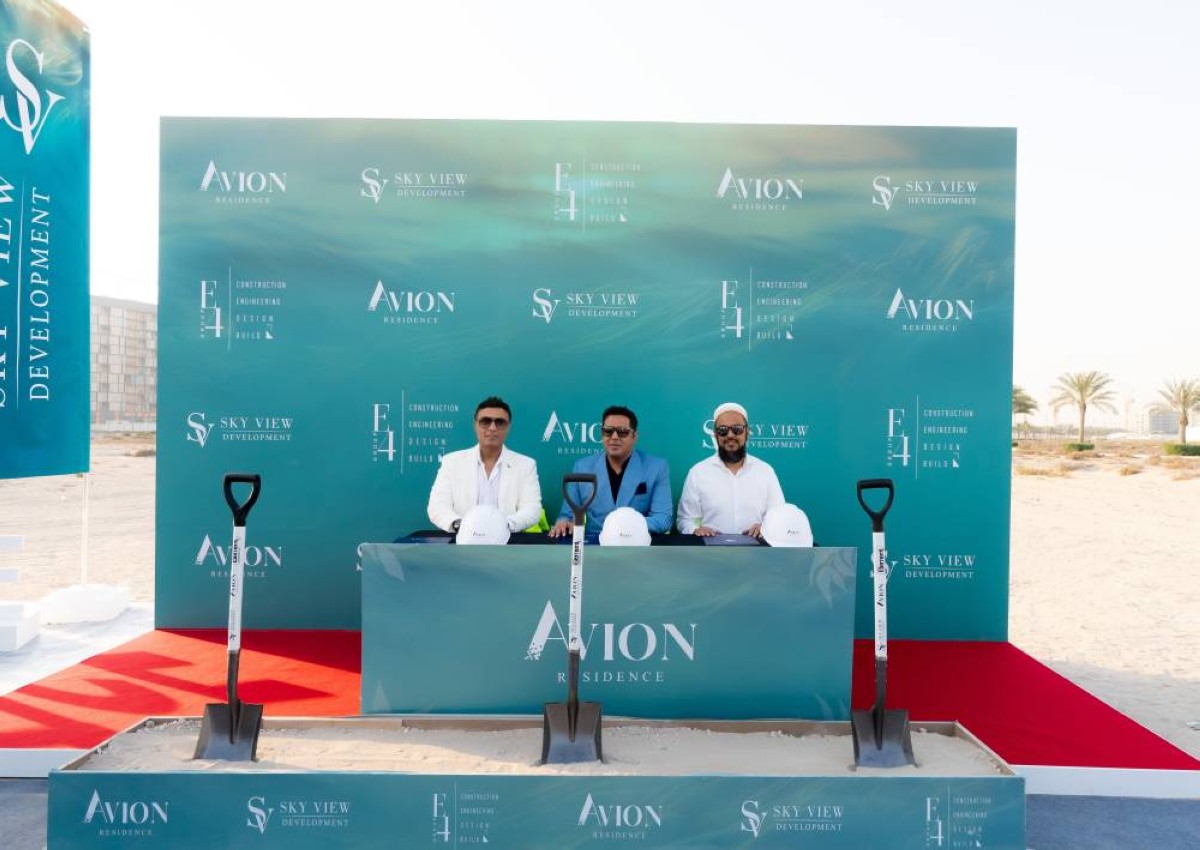 مسؤولو الشركة خلال الاعلان المشروع في دبي
