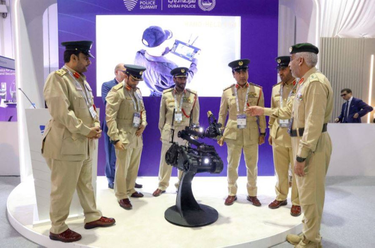 شرطة دبي تدشّن روبوتاً ذكياً وتعزز شراكاتها الدولية لحماية الأطفال