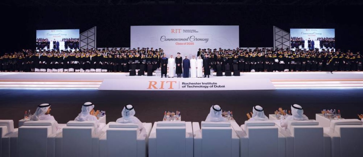 أحمد بن سعيد متوسطاً الخريجين بحضور عبدالرحمن آل صالح وعيسى كاظم ومحمد الزرعوني ويوسف العساف