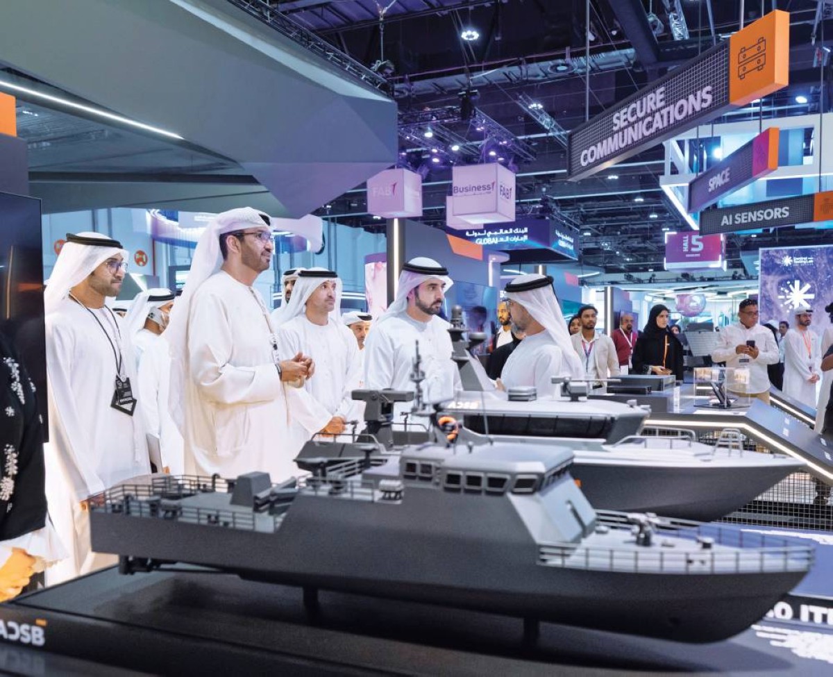 حمدان بن محمد يتفقد أحد أجنحة الشركات في معرض «اصنع في الإمارات» بحضور سلطان الجابر وهلال المري والمسؤولين 
