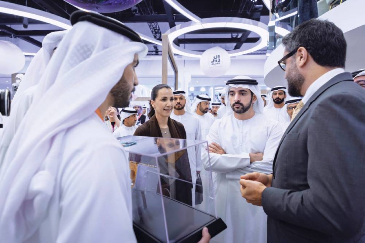 سموه خلال المعرض بحضور سعيد بن مكتوم وسالم القاسمي ومريم المهيري
