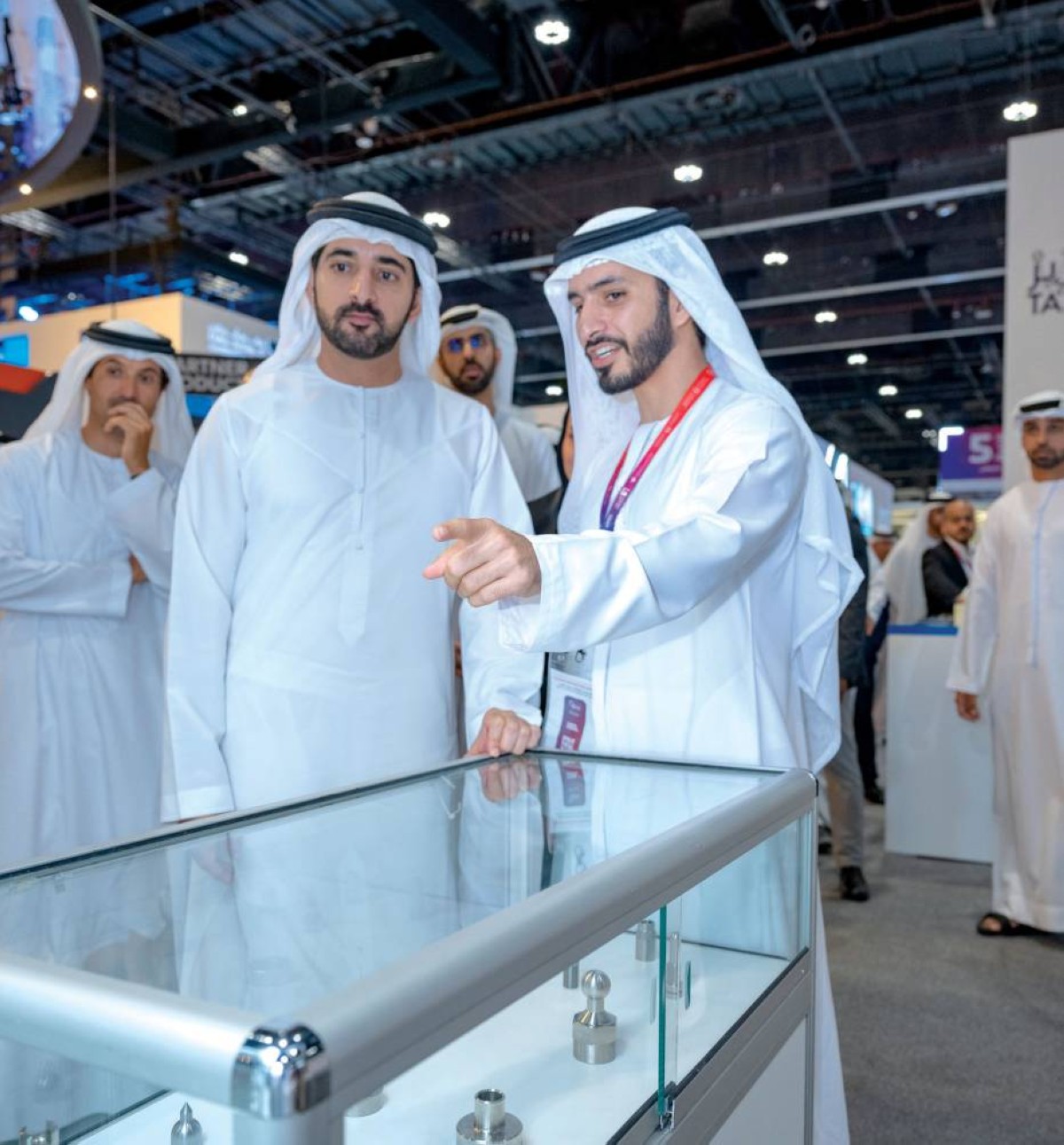 حمدان بن محمد يتفقد أحد أجنحة الشركات في معرض «اصنع في الإمارات» بحضور عمر العلماء وهلال المري
