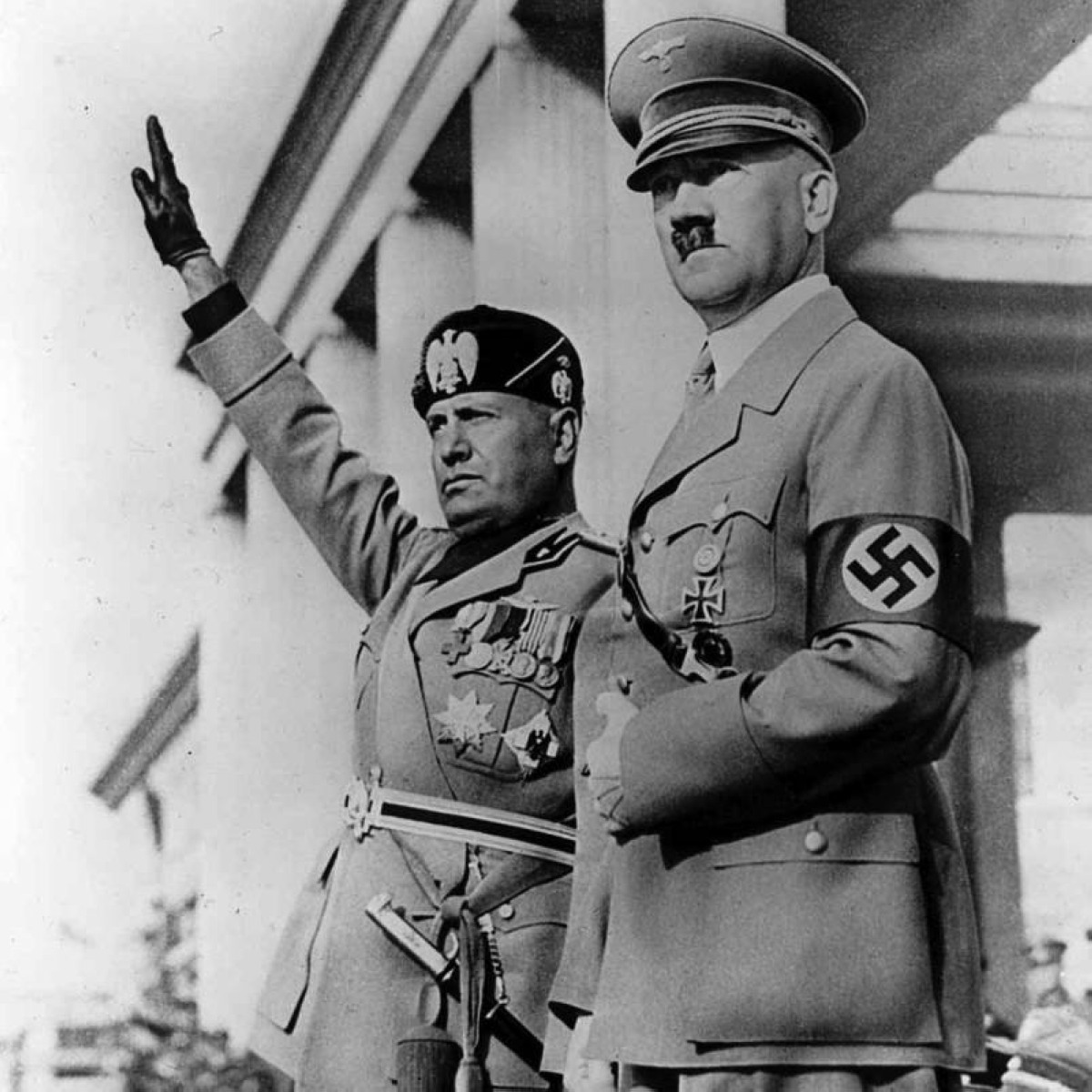 1939  هتلر وموسوليني يوقعان اتفاق الحلف الحديدي بين ألمانيا وإيطاليا.