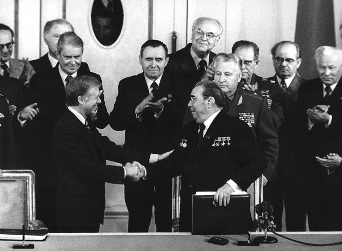 1972  توقيع أول اتفاقية بين موسكو وواشنطن للحد من انتشار الأسلحة الاستراتيجية «سالت 1».