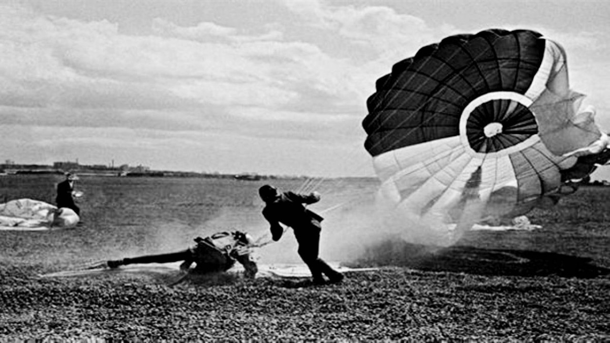 2020 تحطم طائرة ركاب تابعة للخطوط الجوية الباكستانية بالقرب من كراتشي ومقتل أكثر من 100 شخص.