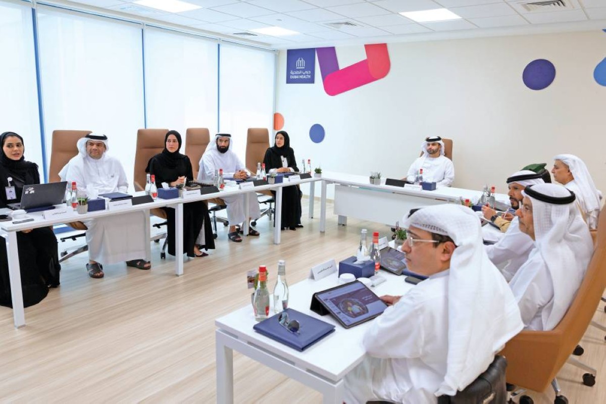 منصور بن محمد مترئساً اجتماع اللجنة العليا بحضور مطر الطاير ومروان بن غليطة وعلوي الشيخ وحصة بو حميد وعائشة ميران وعبدالله الفلاسي وعامر شريف وماجد العصيمي