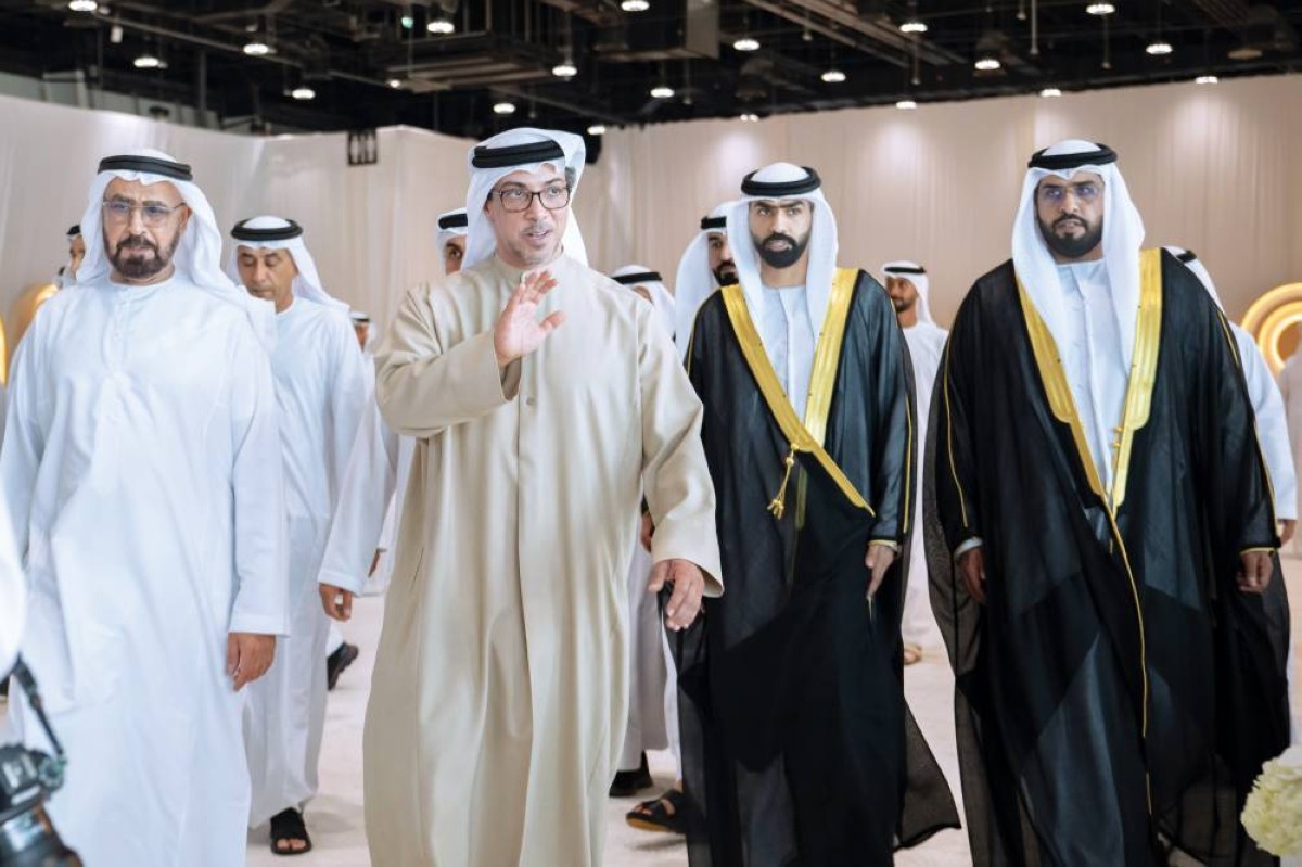 منصور بن زايد خلال الحفل بحضور عبدالله الكتبي والعرسان 