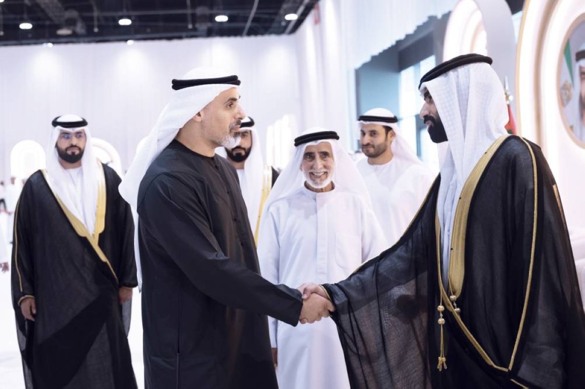 خالد بن محمد مصافحاً أحد العرسان