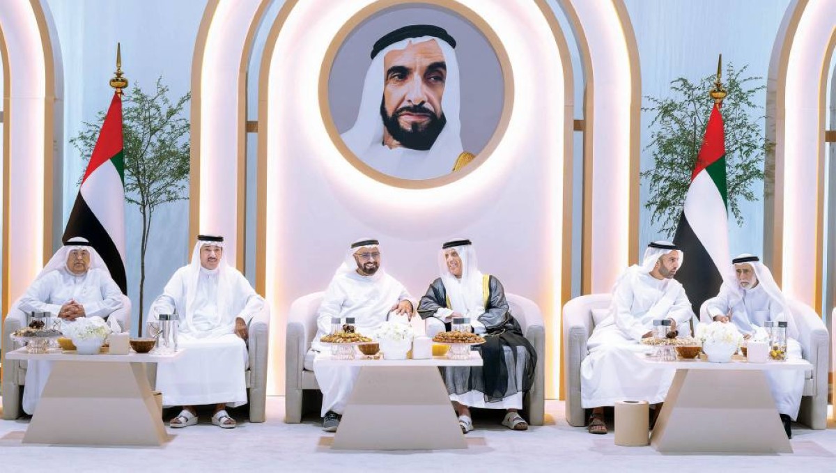 سعود بن صقر خلال الحفل بحضور محمد بن سعود وأحمد الزعابي 