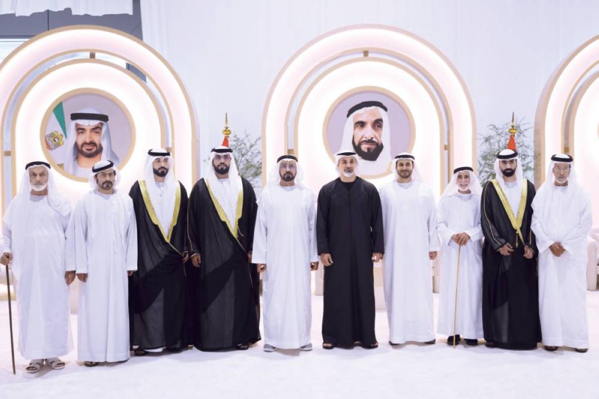 خالد بن محمد خلال الحفل بحضور خليفة بن طحنون وحمد الرميثي وعبدالله الكتبي والعرسان