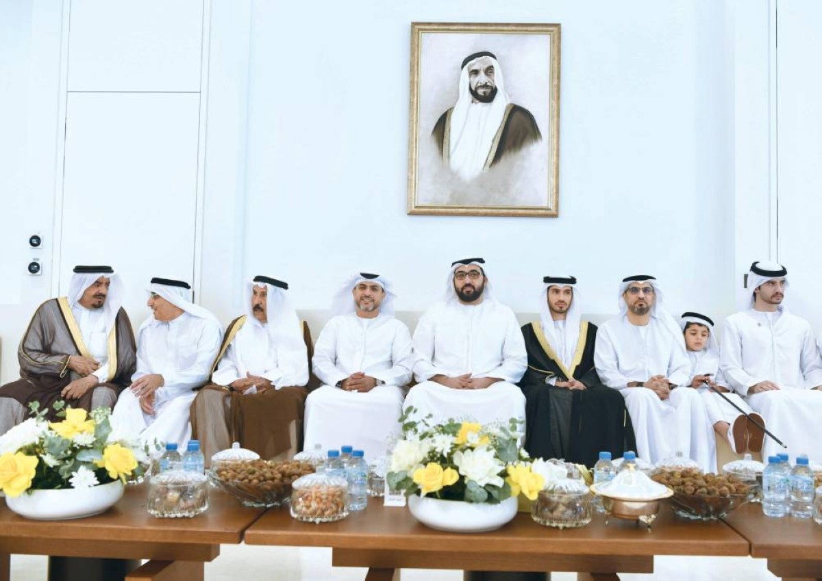 راشد بن سعود خلال تقديمه التهاني بحضور عبدالله النعيمي