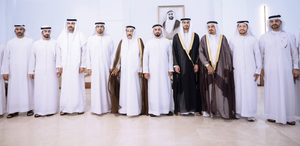 سيف بن زايد متوسطاً الحضور خلال الحفل