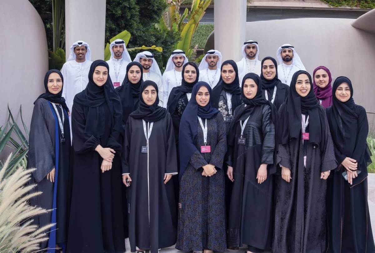 مشاركون ومشاركات في دورة برنامج دبي لخبراء المستقبل