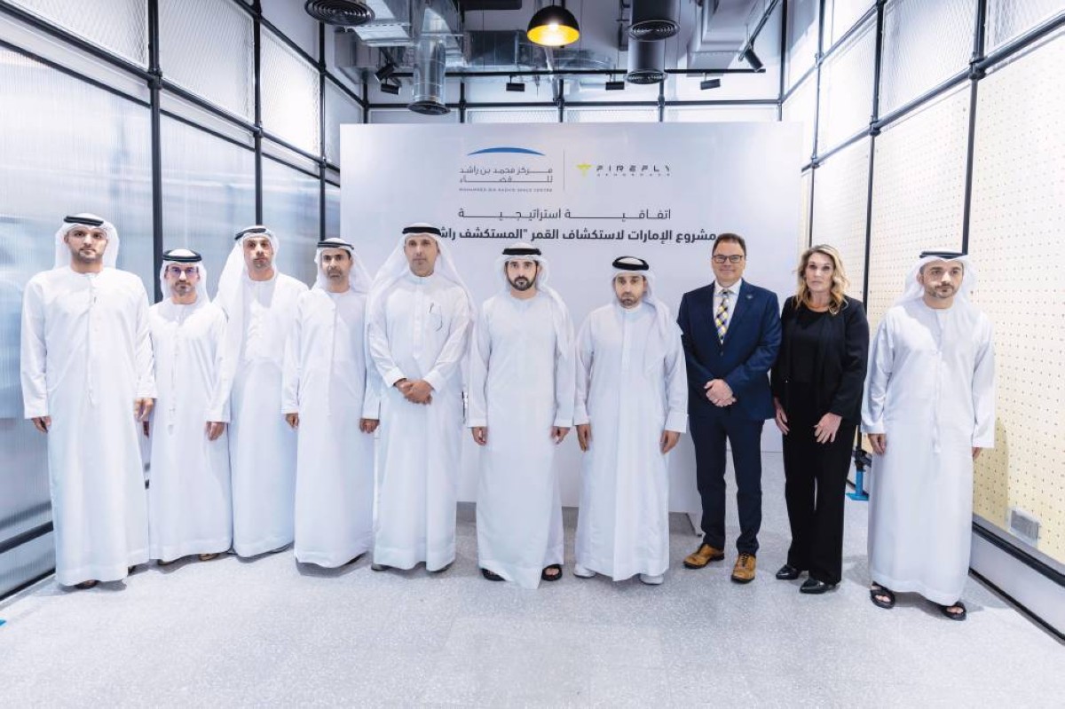 حمدان بن محمد وطلال بالهول وحمد المنصوري وسالم المري ويوسف الشيباني وعامر الغافري وعدنان الريس وجيسون كيم والحضور عقب توقيع الاتفاقية 