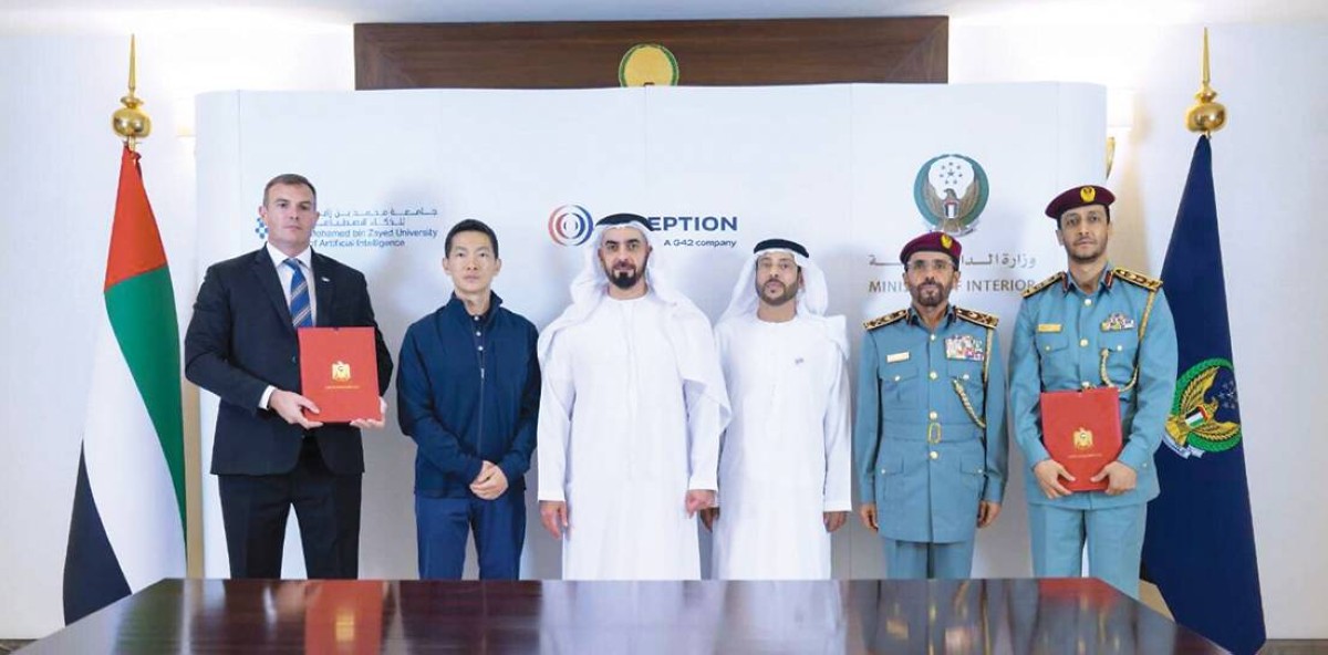 سيف بن زايد خلال توقيع مذكرة التفاهم بحضور خليفة الخييلي وراشد الذخري وبينغ شياو وأندرو جاكسون