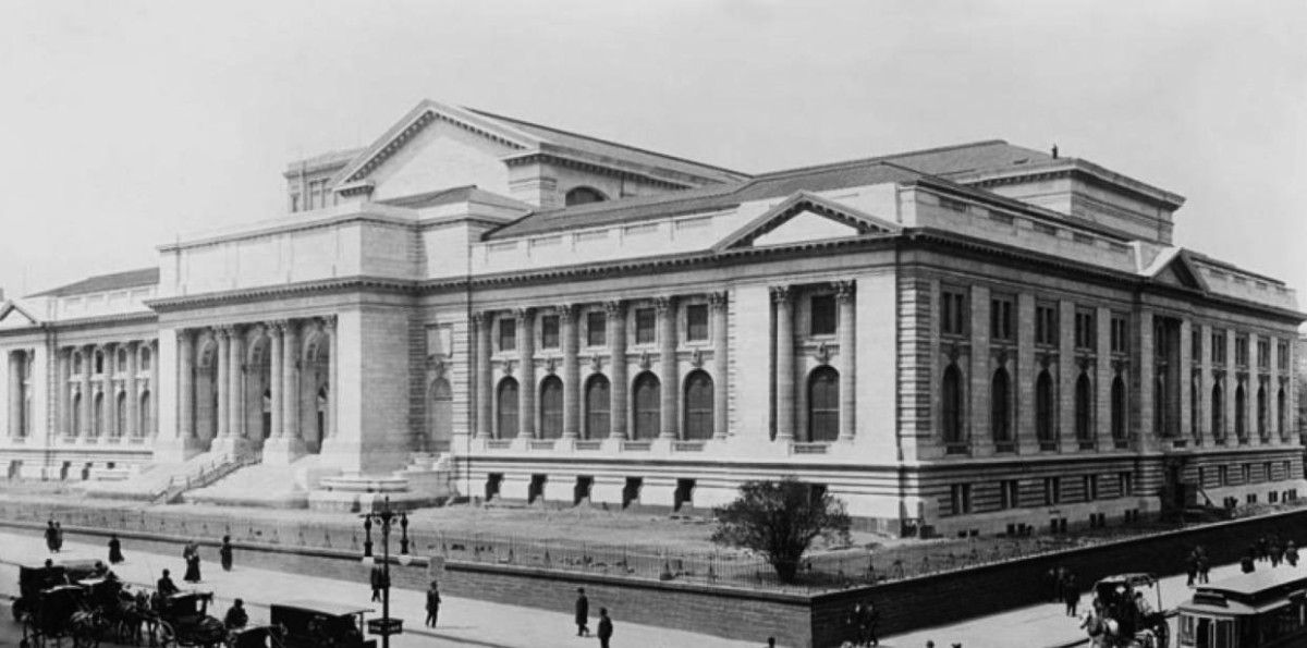 1911 -  الرئيس الأمريكي وليام هوارد تافت يفتتح مكتبة نيويورك العامة.