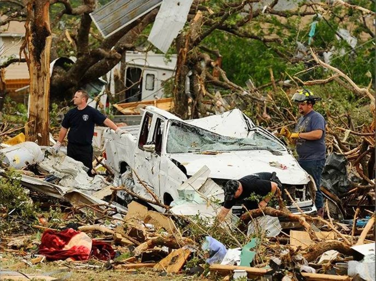 2015 -  مصرع 46 شخصاً نتيجة فيضانات سببها إعصار في تكساس وأوكلاهوما.