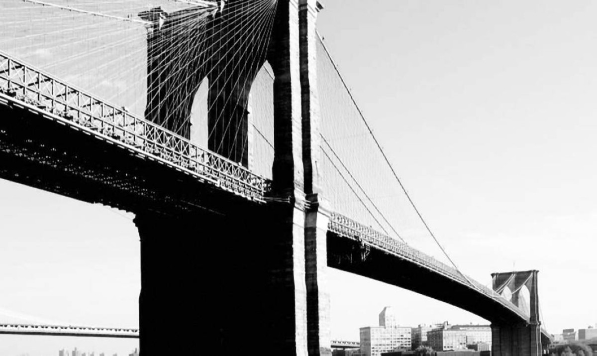 1883 افتتاح جسر بروكلين في مدينة نيويورك بعد 14 عاماً من البناء.