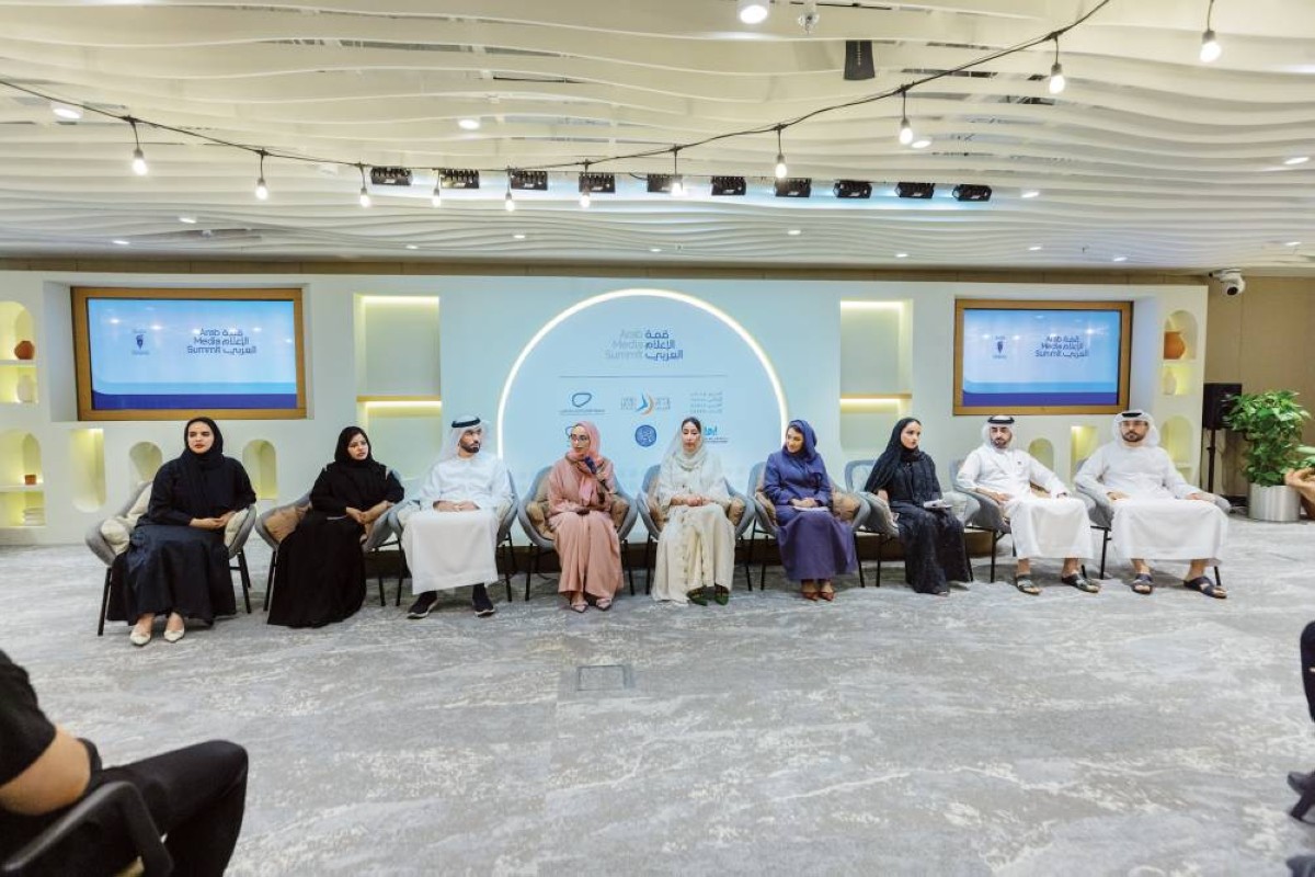 منى المري وميثاء بوحميد وحامد بن كرم ومريم الملا وشيماء السويدي ومنى بو سمرة وجاسم الشمسي وهشام العلماء وغالية الأحبابي خلال المؤتمر الصحافي 