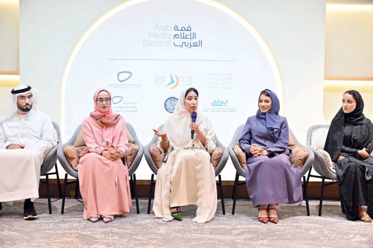 منى المري خلال الإعلان عن محاور القمة بحضور ميثاء بوحميد ومريم الملا
