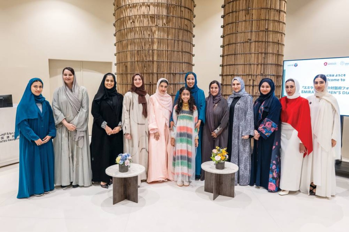 لبنى القاسمي ومنى المري وهالة بدري وهدى الهاشمي ونعيمة أهلي وخولة المهيري ومريم المعمري خلال الملتقى