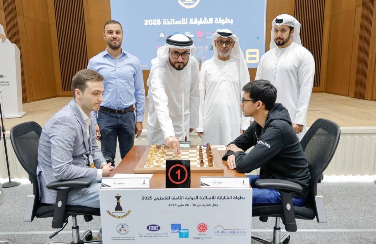 سلطان الطاهر وعمران النعيمي وعمر فتحي عفانة خلال افتتاح الجولة 