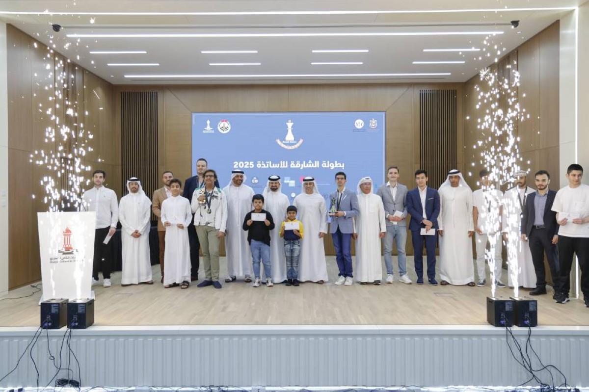 أحمد بالهول الفلاسي يتوسط لاعبي بطولة الشارقة لأساتذة الشطرنج بحضور المسؤولين 