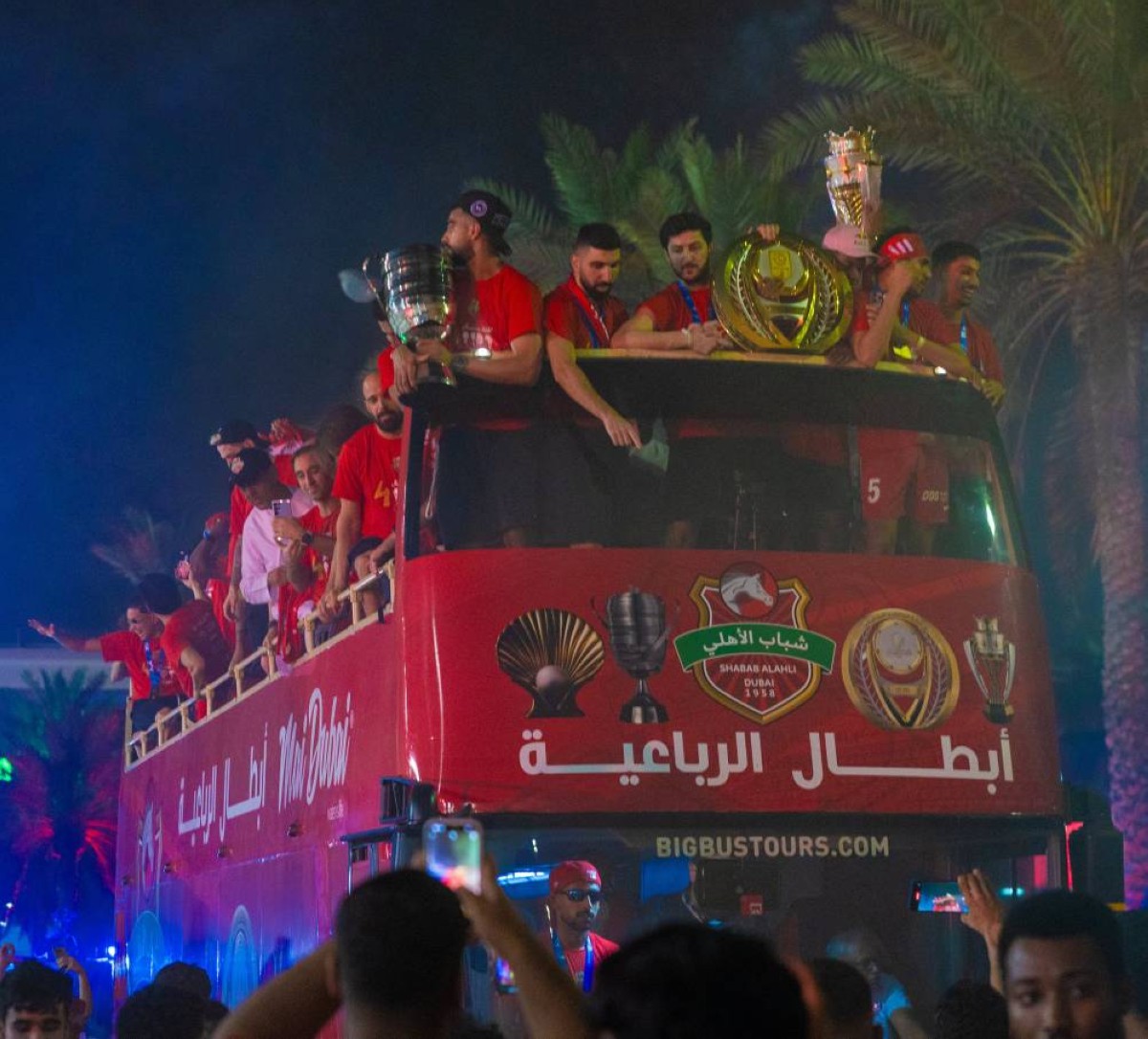 حافلة أبطال الرباعية تجوب شوارع دبي