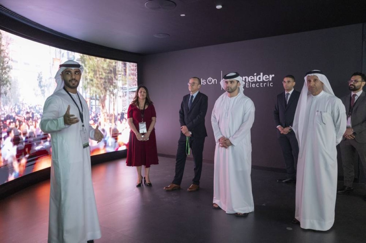 منصور بن محمد  خلال إطلاق الشركة بحضور محمد الزرعوني والمسؤولين