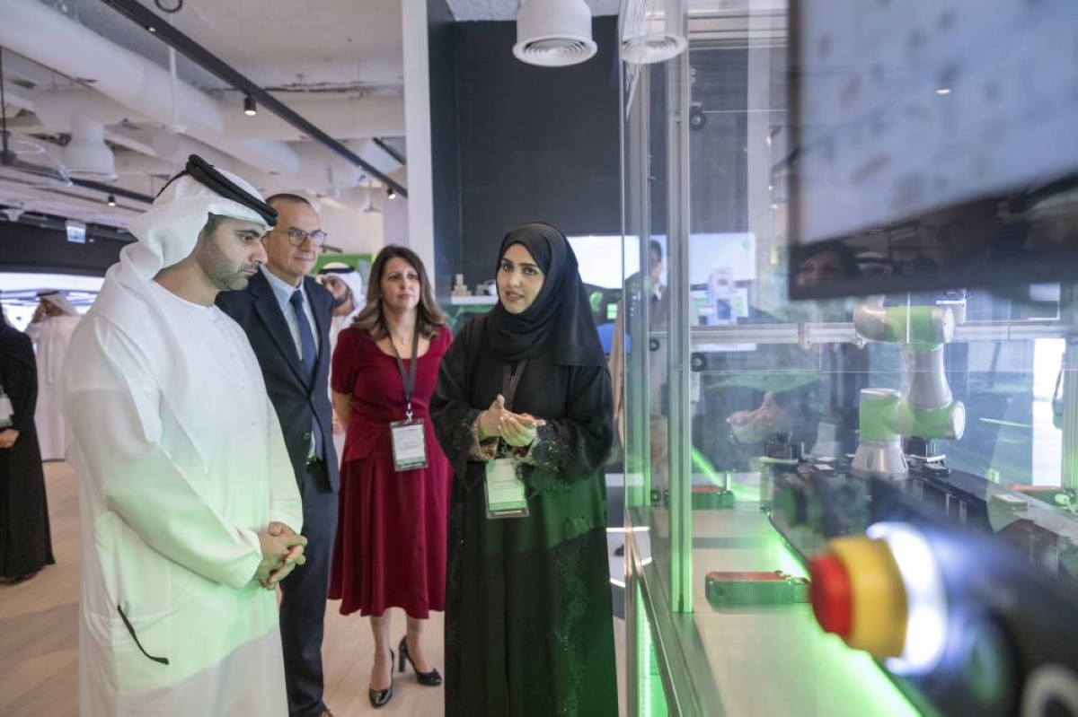 منصور بن محمد  يستمع لحديث عن نشاط الشركة