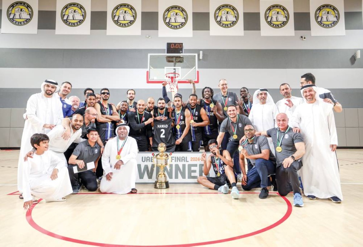 لاعبو النصر يحتفلون بالكأس مع الجهازين الفني والإداري 


