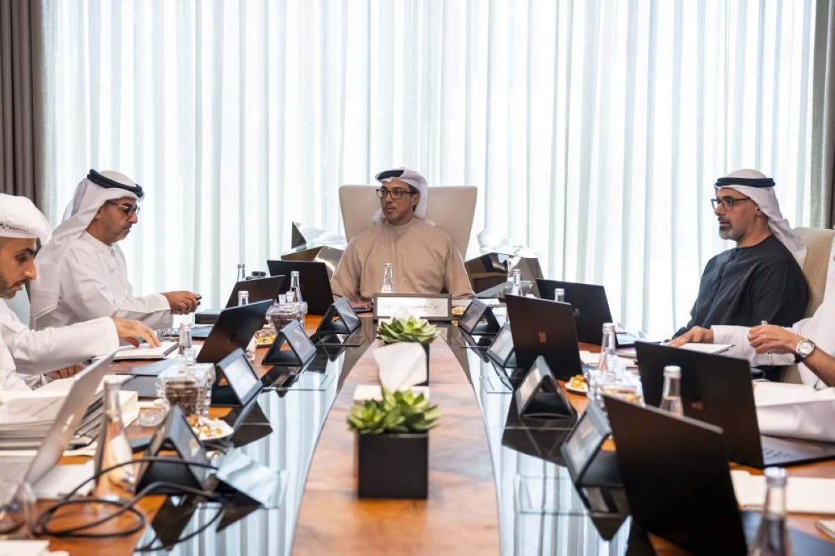 منصور بن زايد مترئساً الاجتماع بحضور خالد بن محمد بن زايد وحامد بن زايد 