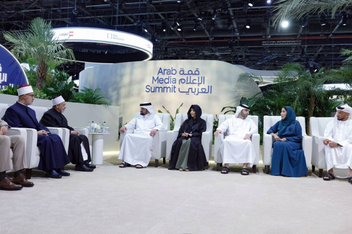 أحمد بن محمد خلال لقاء أحمد الطيب بحضور منصور بن محمد ولطيفة بنت محمد وعبد الله آل حامد ومنى المري والوفد المرافق لشيخ الأزهر | من المصدر