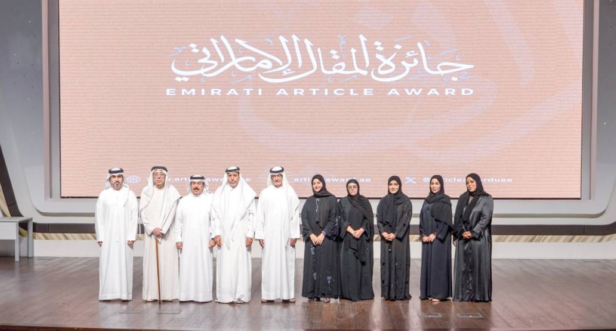 عبدالغفار حسين وعبدالخالق عبدالله وعلي الهاملي ومحمد المزروعي ومحمد مير والفائزون |
